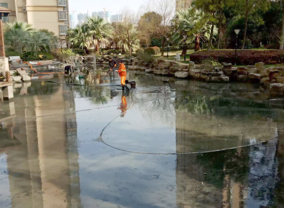 柳南景观池淤泥清理