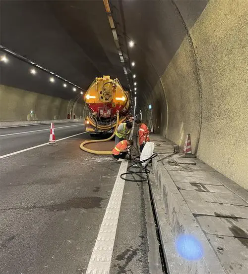 柳南隧道排水渠清淤